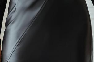 Mini krilo iz umetnega usnja z visokim pasom in razporkom Helia, črna