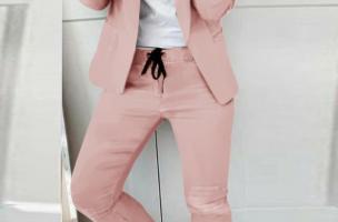 Eleganten enobarvni hlačni kostim Estrena, starinsko roza