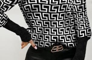 Elegantna majica z geometrijskim potiskom in izrezom Venitya, črna