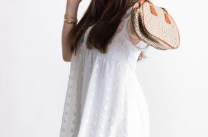 Elegantna mini obleka s kratkimi rokavi in motivom pik Amilla, bela