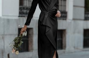 Elegantna midi obleka na preklop z volančki in 3/4 rokavi Brynlee, črna