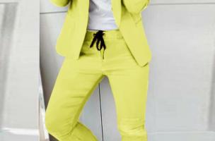 Eleganten enobarvni hlačni kostim Estrena, rumen
