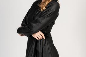 Elegatna mini obleka iz umetnega usnja na preklop Pellita, črna