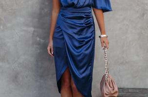 Elegantna midi obleka z eno naramnico in krilom z razporkom Tirrenia, modra