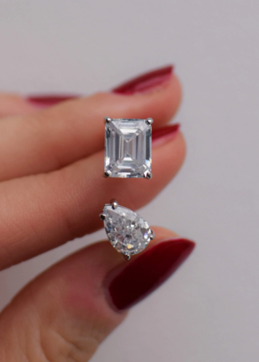 Srebrn prstan z okrasnimi diamanti, srebrne barve