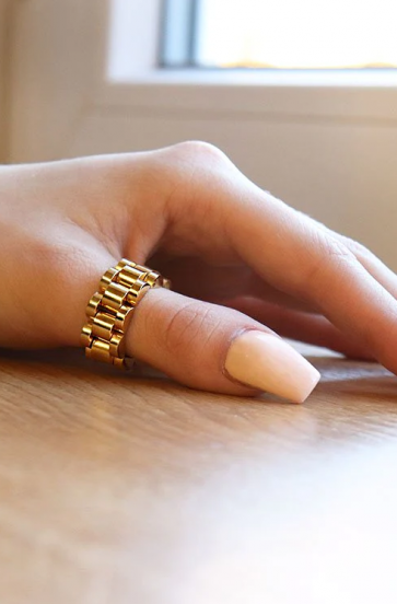 Eleganten prstan, zlate barve