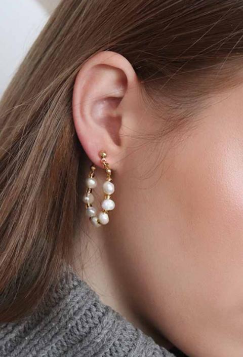 Srebrni uhani z umetnimi biseri, zlate barve
