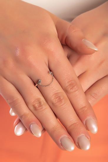 Eleganten prstan, srebrne barve