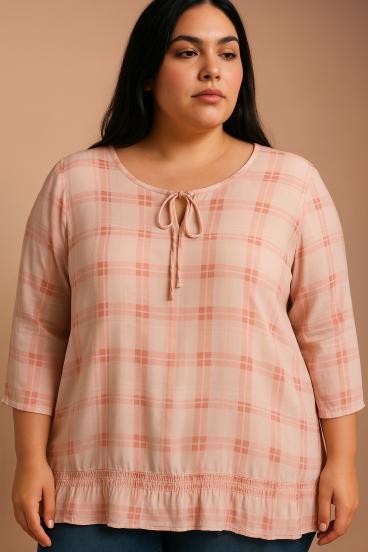 Plus size prosojna tunika s karo potiskom, roza