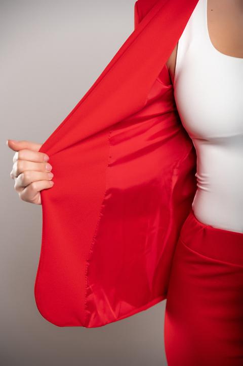 Eleganten enobarvni hlačni kostim Estrena, rdeč