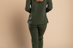 Eleganten enobarvni hlačni kostim Estrena, olivna